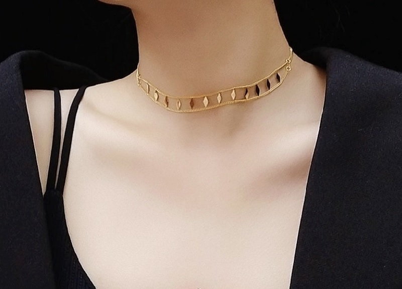 Đối với người cổ d&agrave;i v&agrave; gầy, bạn h&atilde;y lựa chọn d&acirc;y chuyền bản to, &ocirc;m v&agrave;o cổ